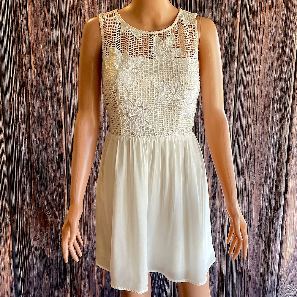 Francesca’s Collections Alya white floral embroidered dress size small